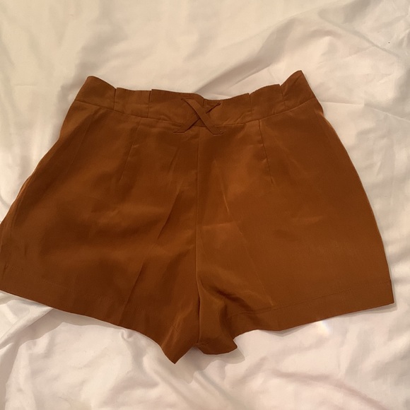 High-waisted caramel shorts - Picture 3 of 3